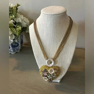 Betsey Johnson Queen Bee
LARGE Floral Heart Crystal Sea
Green Flower Necklace